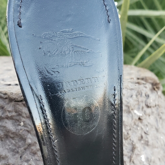 Authentic BURBERRY Heels - Picture 4 of 5